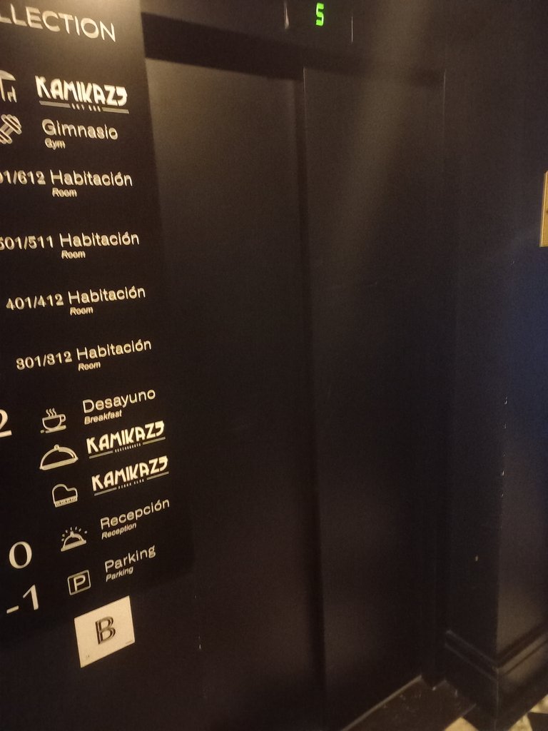 Signage with information through pictogram and text for spatial orientation.