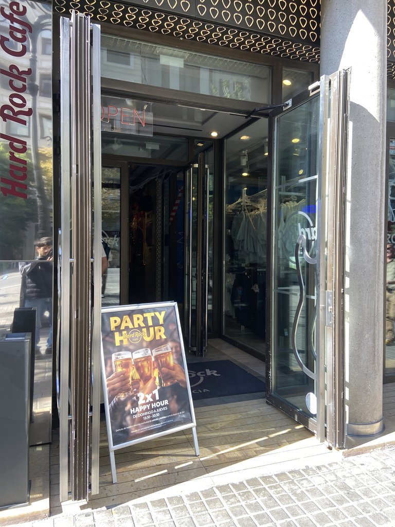 Puertas batientes de acceso al establecimiento.