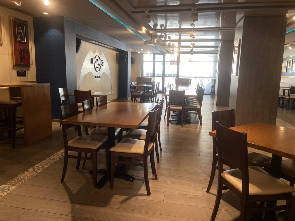 Salón comedor accesible, mesas accesibles con altura adecuada e iluminación correcta.