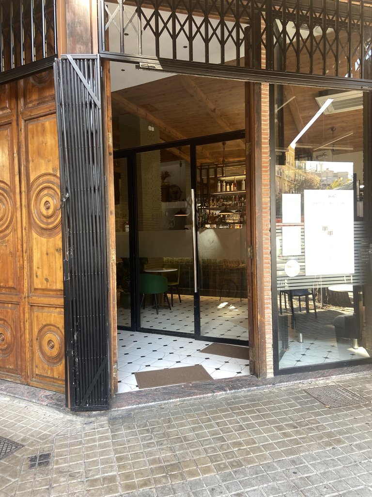 Puertas batientes de acceso al establecimiento.