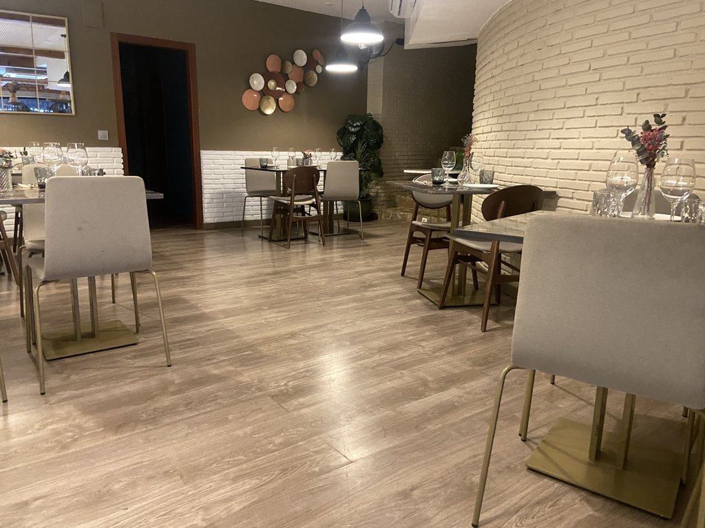 Salón comedor superior con amplio espacio para deambular sin problema.