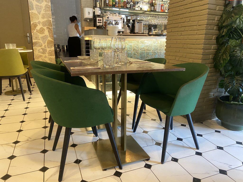 Mesas accesibles con altura adecuada.