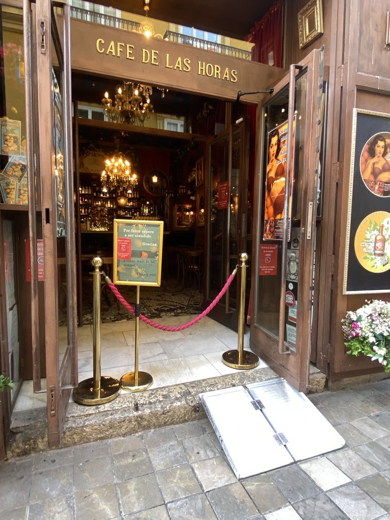 Accés principal a l'establiment amb rampa d'accés.