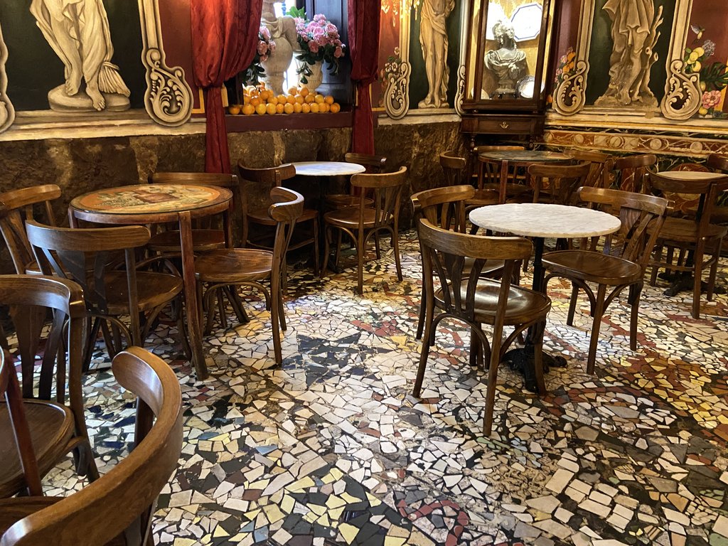 Saló menjador amb taules accessibles amb alçada adequada i il·luminació adequada.