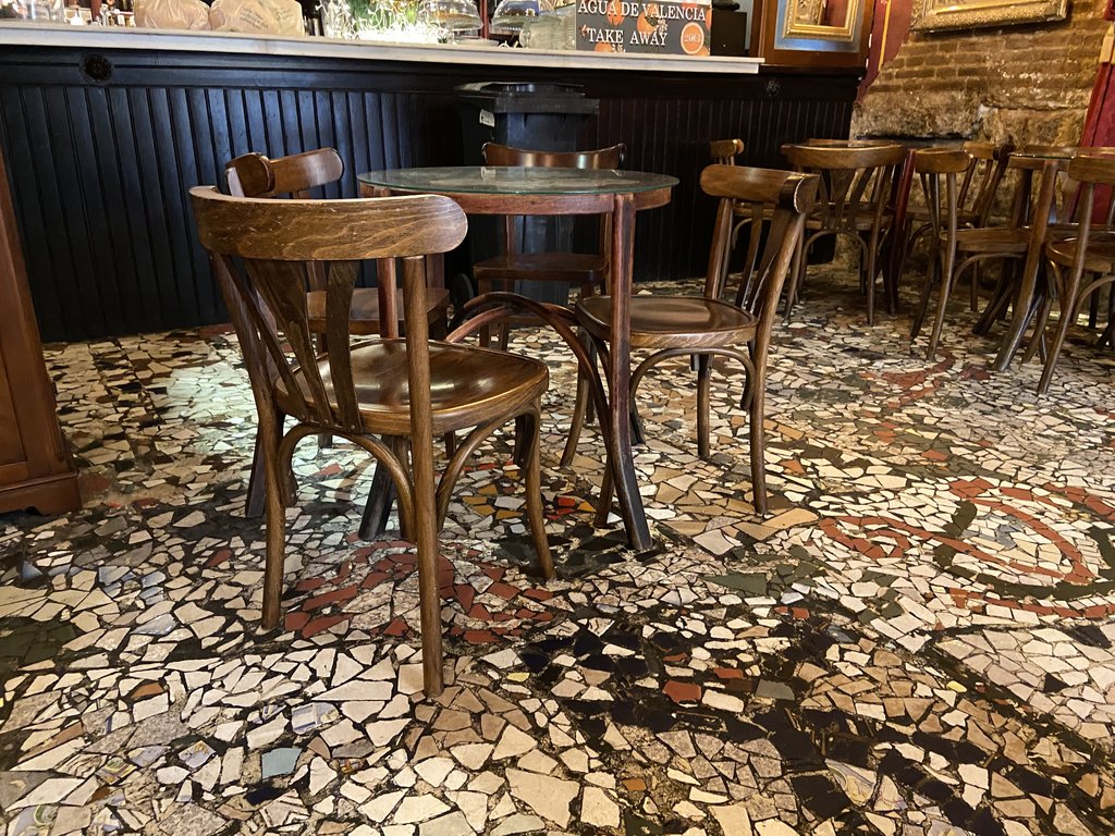 Taules accessibles amb alçada adequada.