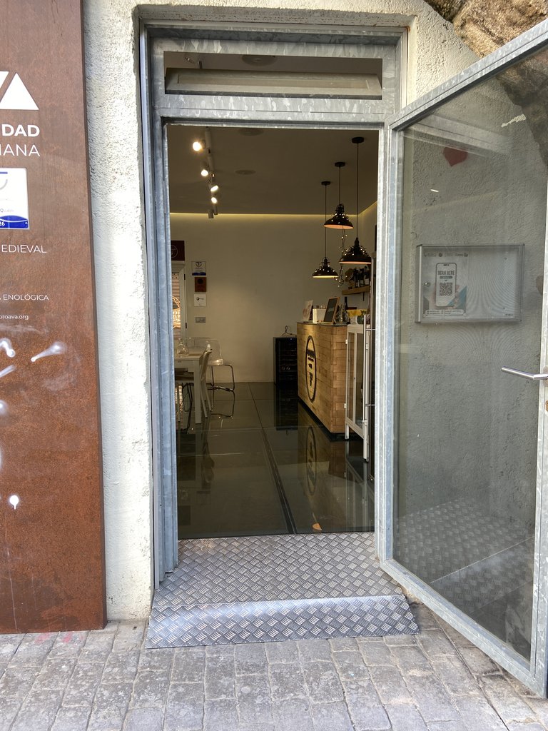 Portes batents amb rampa d'accés a l'establiment.