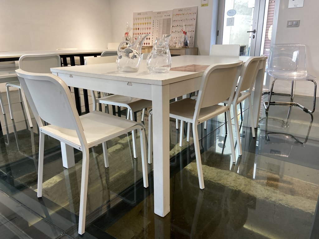 Taules accessibles amb alçada adequada per a usuaris amb diferents necessitats.