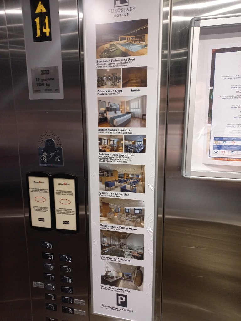 Sistema de comunicació augmentativa a través de cartelleria amb informació general a través de text i fotografies per facilitar l'orientació espacial.