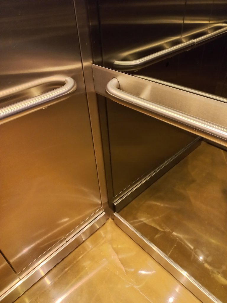 Ascensors equipats amb passamans a ambdós costats i mirall fins al terra per facilitar la maniobra.