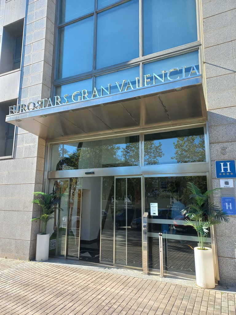 Establiment reconeixible des de l'exterior i amb rètol a la façana.