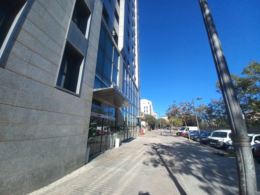 Recorregut d'aproximació ampli i lliure d'obstacles en línia de façana.