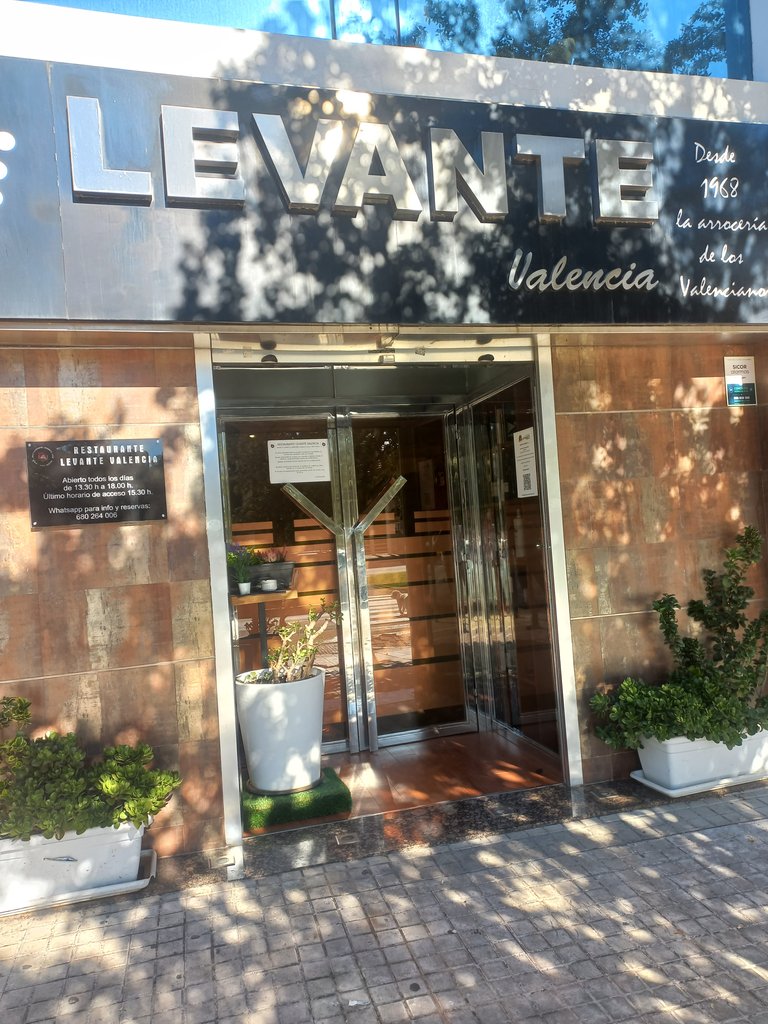 Establecimiento reconocible desde el exterior con rótulo en fachada.