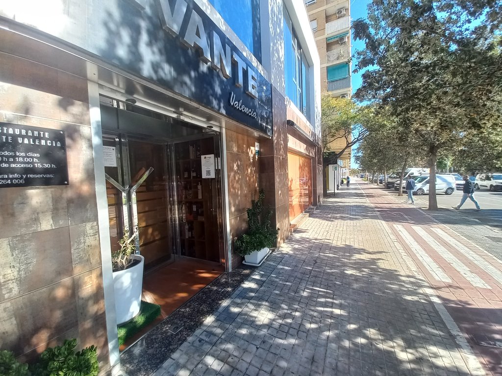 Recorrido de aproximación amplio y libre de obstáculos en línea de fachada.