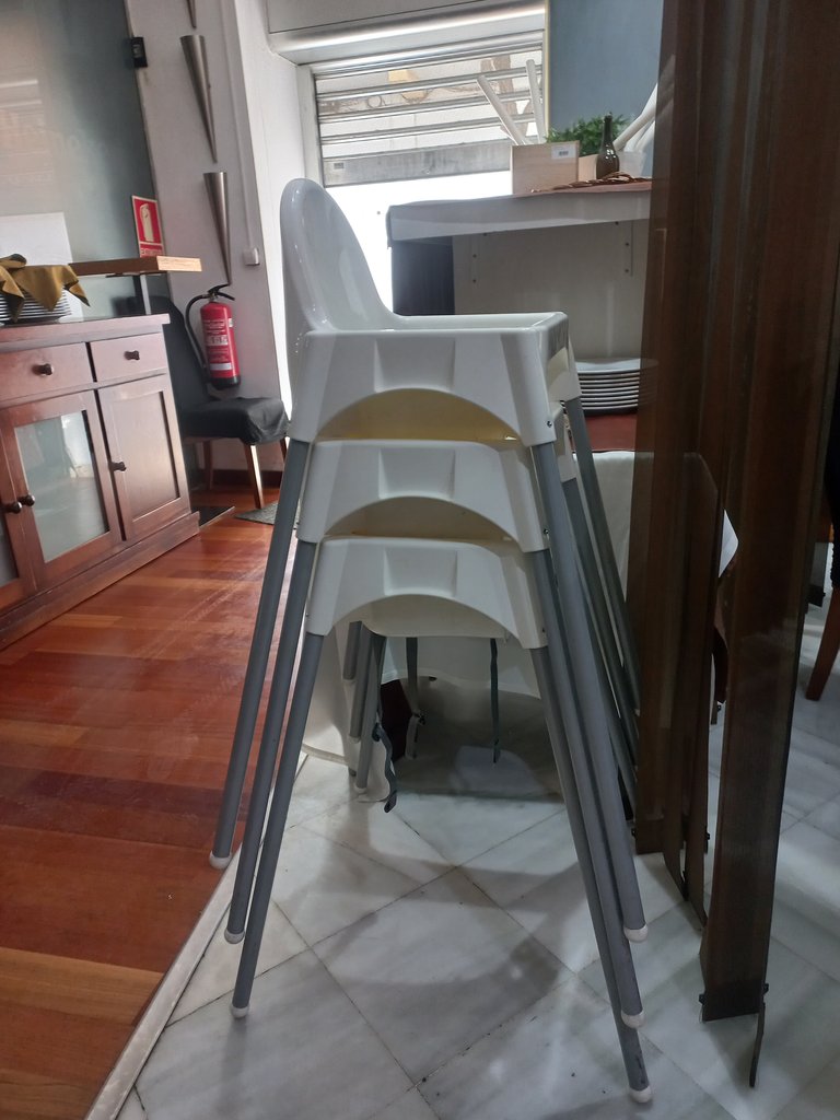 Disponibilidad de trona para bebés.