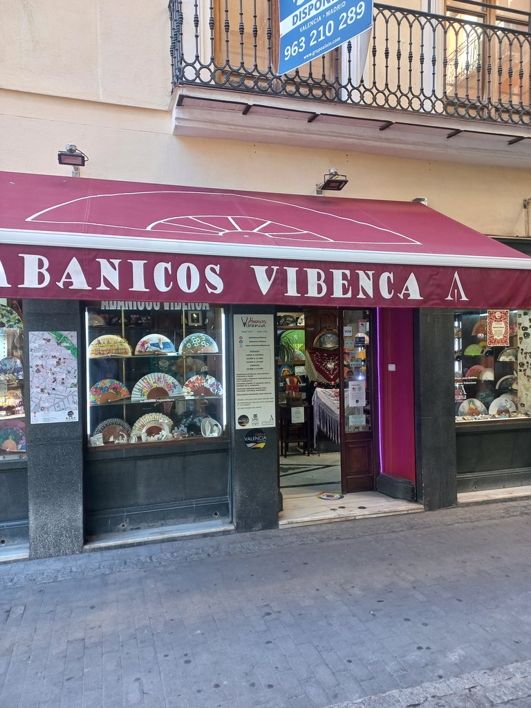 Establecimiento reconocible desde el exterior con rótulo en fachada.