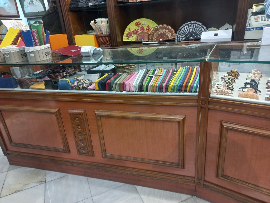 Vitrinas en altura adecuada con visibilidad de la totalidad de los artículos expuestos.