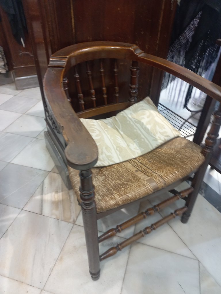 Equipamiento ergonómico para el descanso. Sillas equipadas de respaldo y reposabrazos.