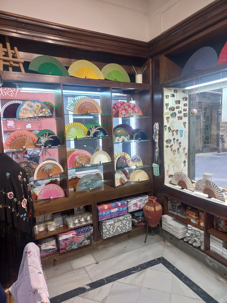 Iluminación homogénea, sin zonas de sombra ni elementos que emitan reflejos o destellos.