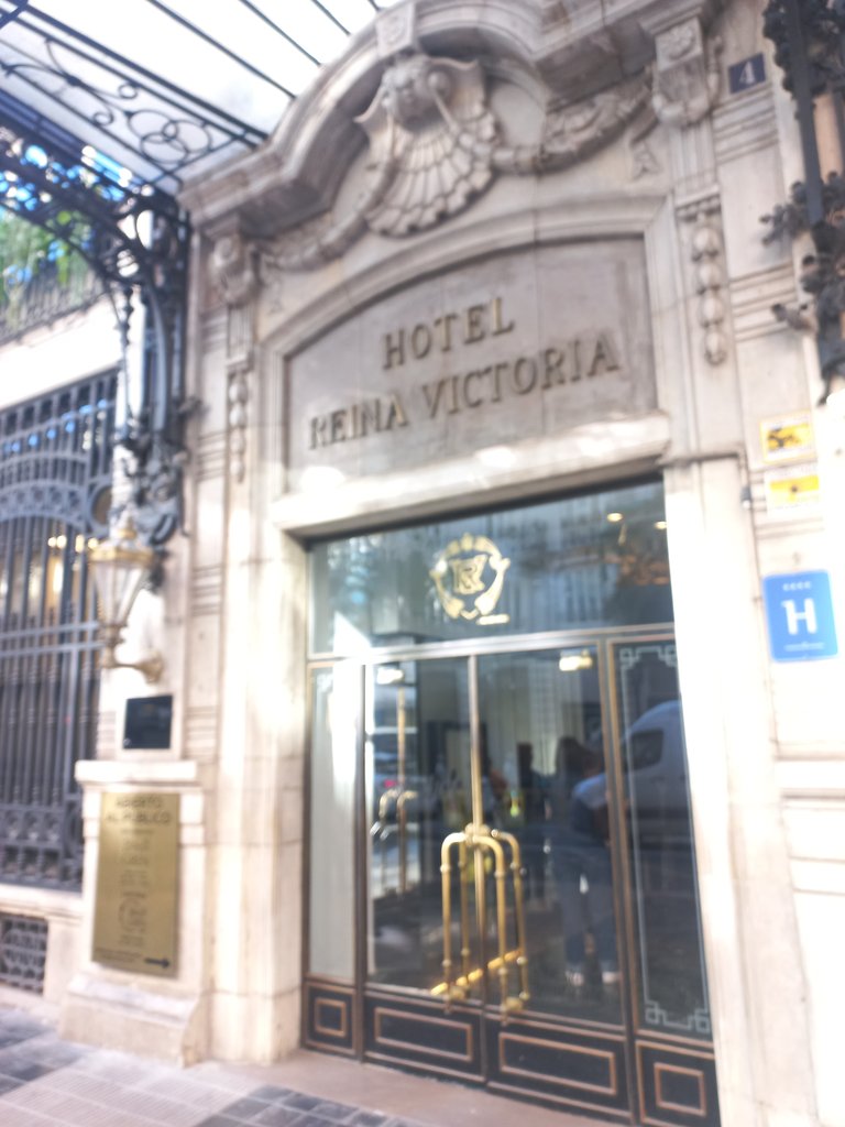 Establishment recognizable from the outside with a sign on the facade.