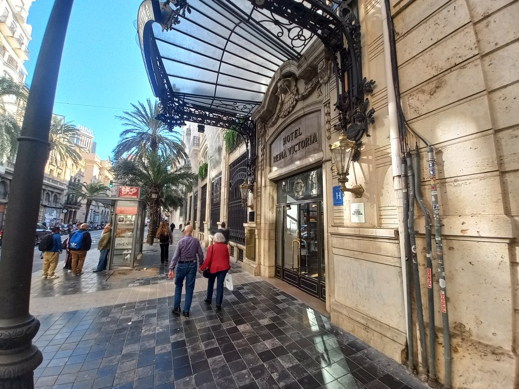 Wide and obstacle-free approach path along the facade line.