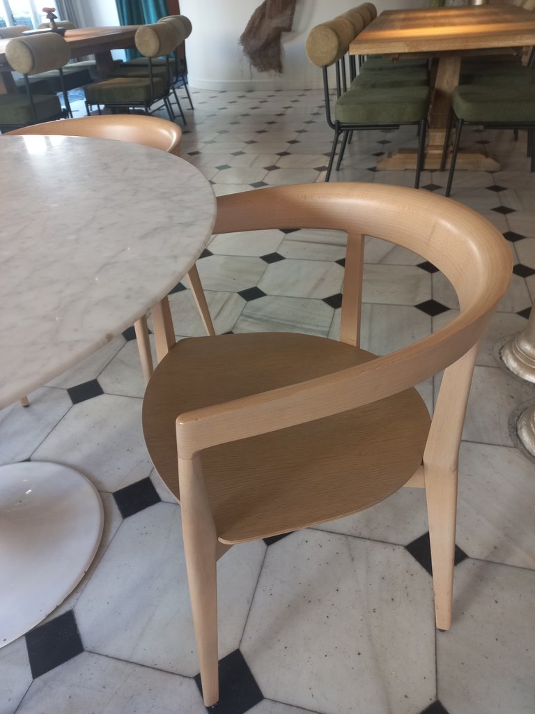 Ergonomic equipment with rest elements equipped with armrests and backrest.