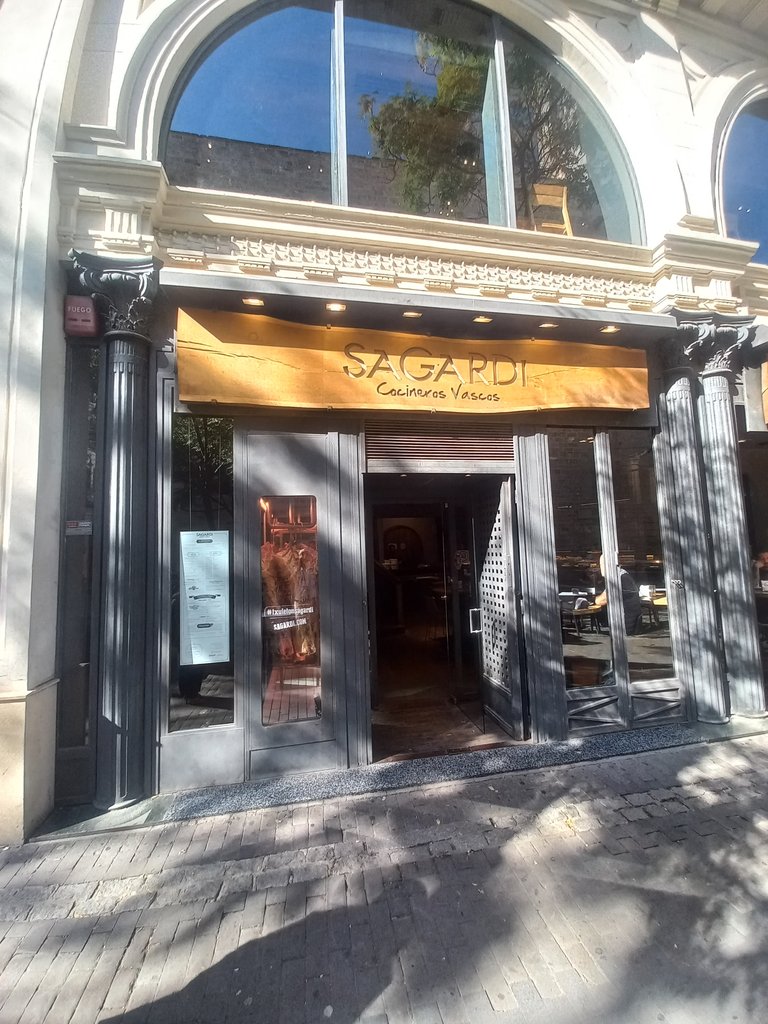 Establiment reconeixible des de l'exterior amb rètol a la façana.