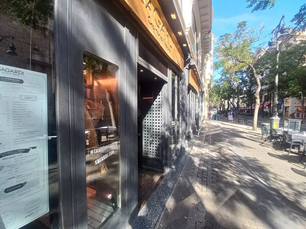 Recorregut exterior ampli i lliure d'obstacles en línia de façana.