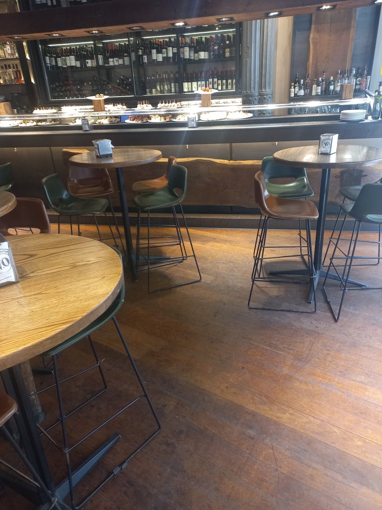 Recorregut interior definit per disposició longitudinal de l'equipament i el mobiliari.