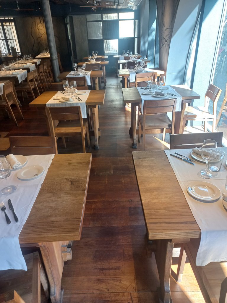 Il·luminació homogènia sense zones d'ombra ni elements que emetin reflexos ni destells.