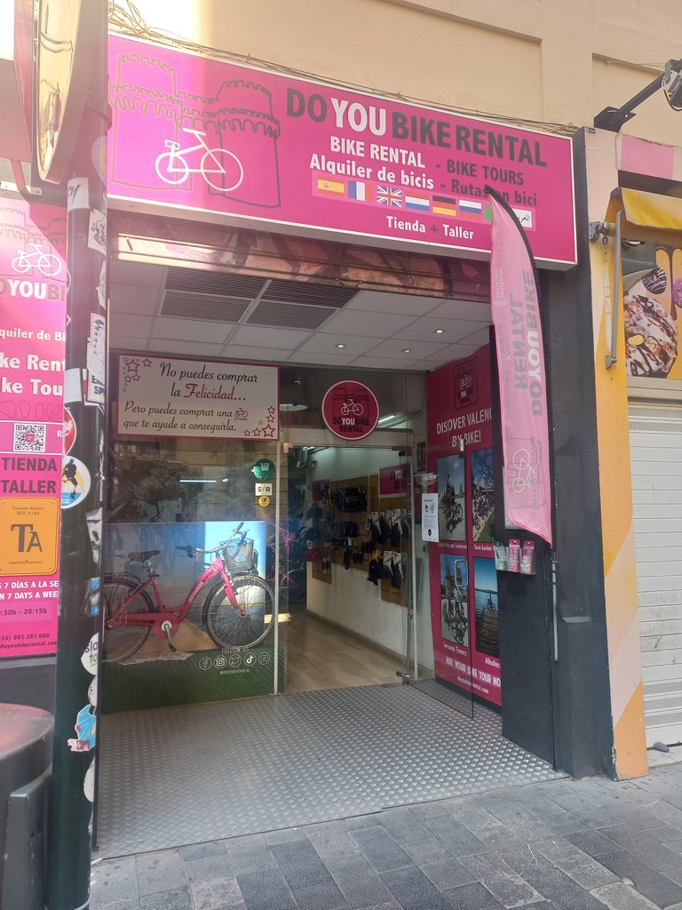 Establishment recognizable from the outside with a sign on the facade.