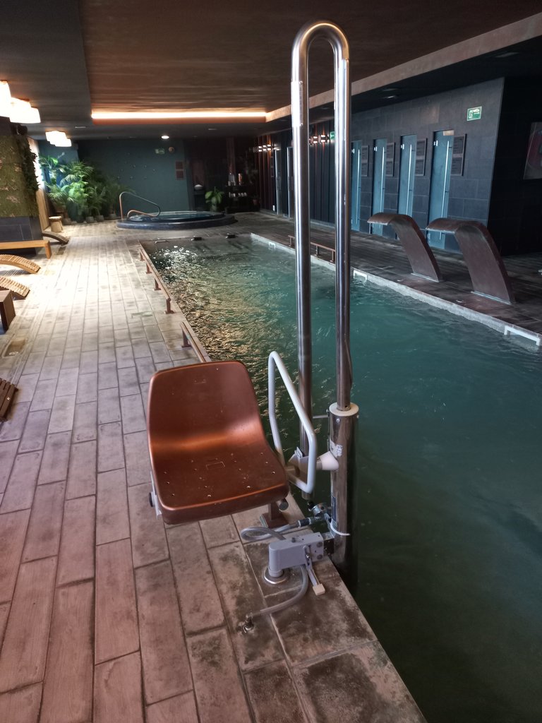 Disponibilidad de silla hidráulica en acceso a zona de baño.