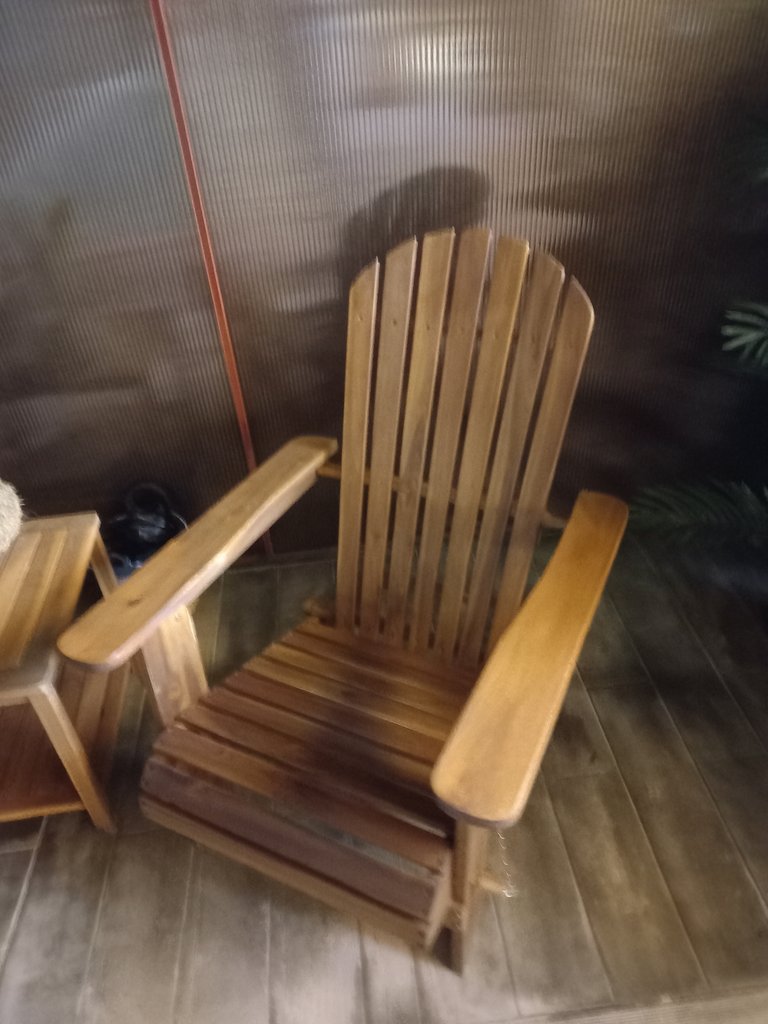 Equipamiento ergonómico para el descanso. Equipado de reposabrazos y respaldo.