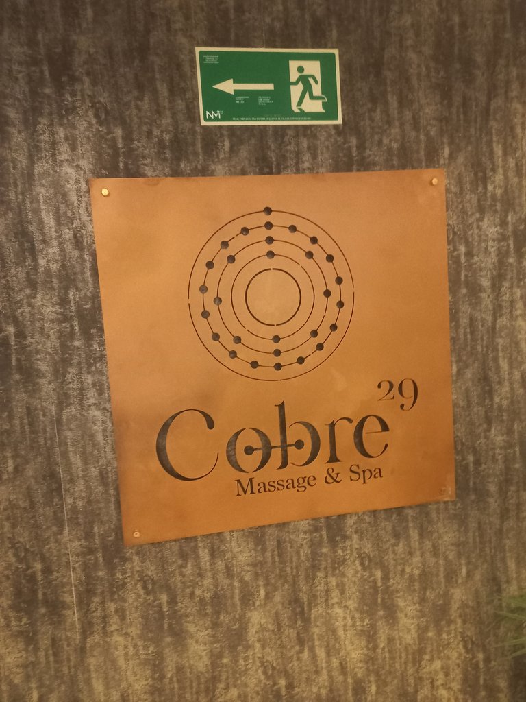 Establecimiento reconocible desde el exterior con rótulo en entrada,