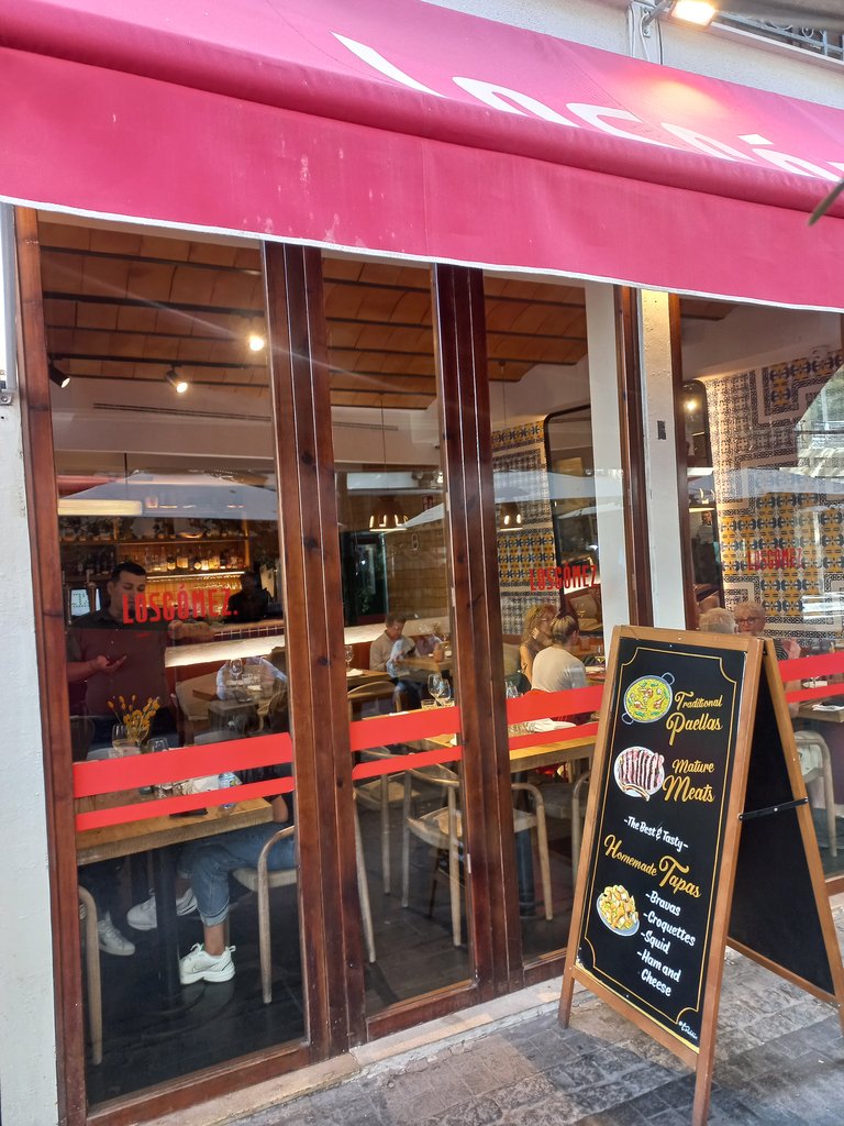 Establecimiento reconocible desde el exterior con rótulo en fachada.