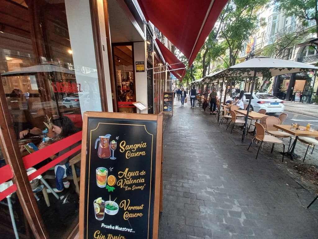 Recorrido de aproximación amplio y libre de obstáculos en línea de fachada.