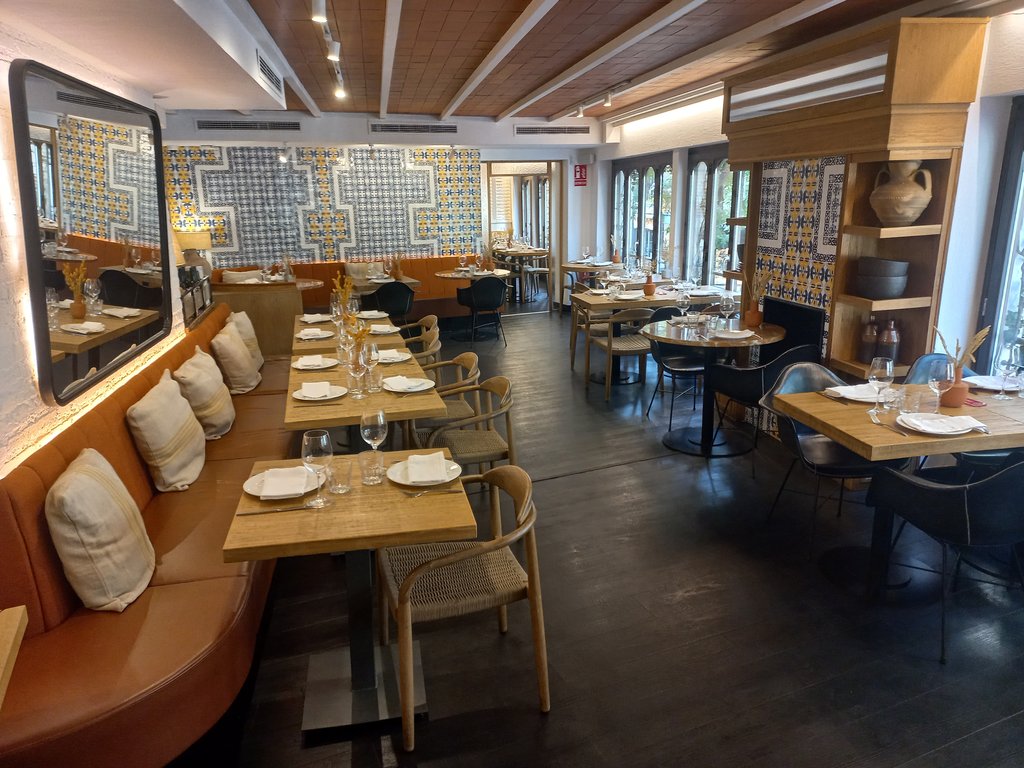 Recorridos amplios, identificados por disposición longitudinal del equipamiento y mobiliario.