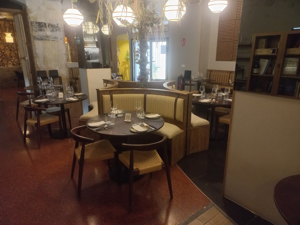 Homogeneous lighting without shadow areas or reflections. Interior route defined by equipment layout.