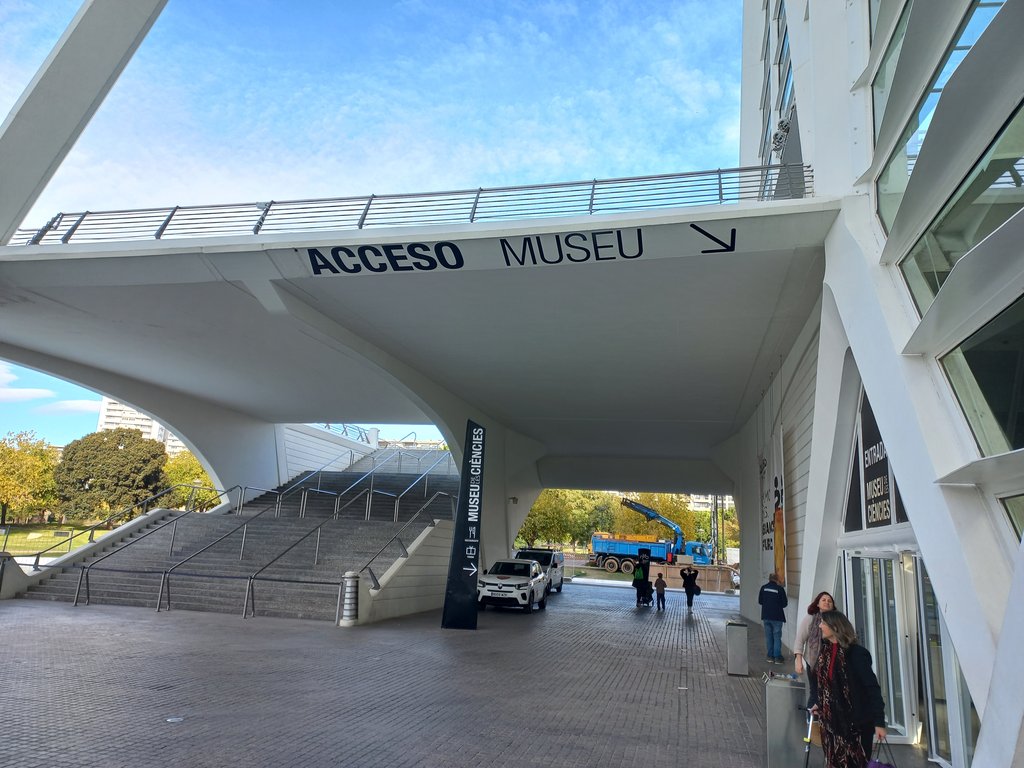 Establishment recognizable from the outside with a sign on the facade.