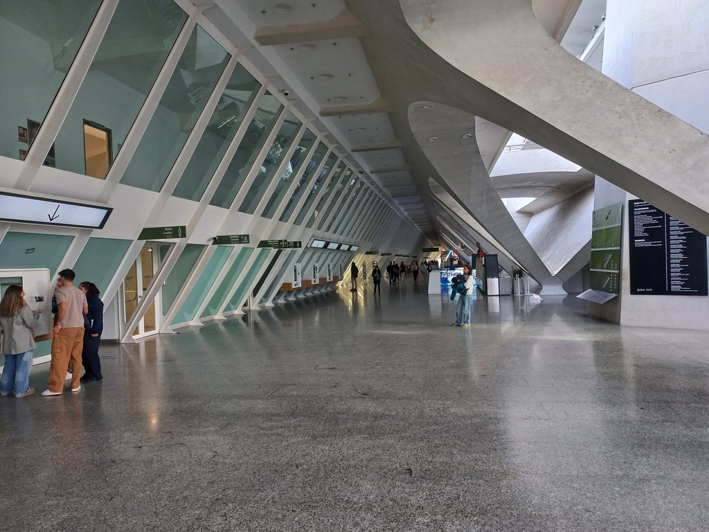 Wide and obstacle-free interior routes with homogeneous lighting.