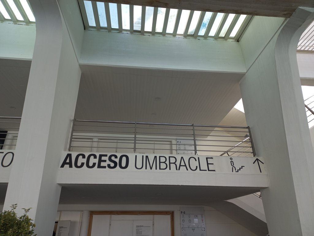 Edificio reconocible desde el exterior con rótulos en entrada.