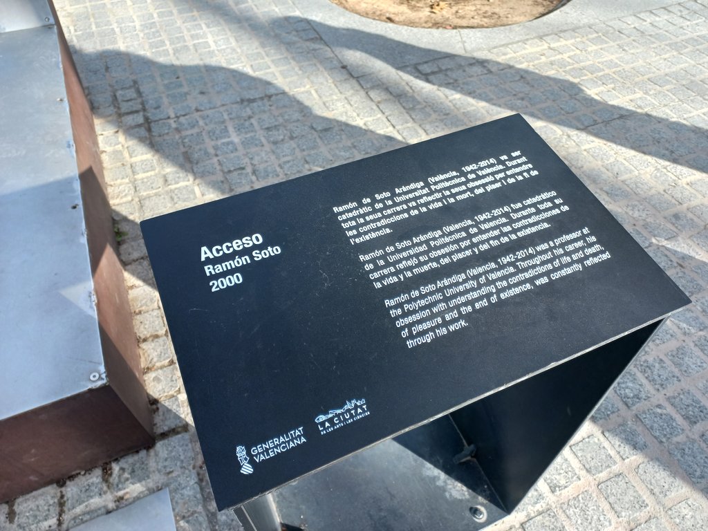 Cartelería con texto contrastado con el fondo y tipo de letra impresa para la información de interés.