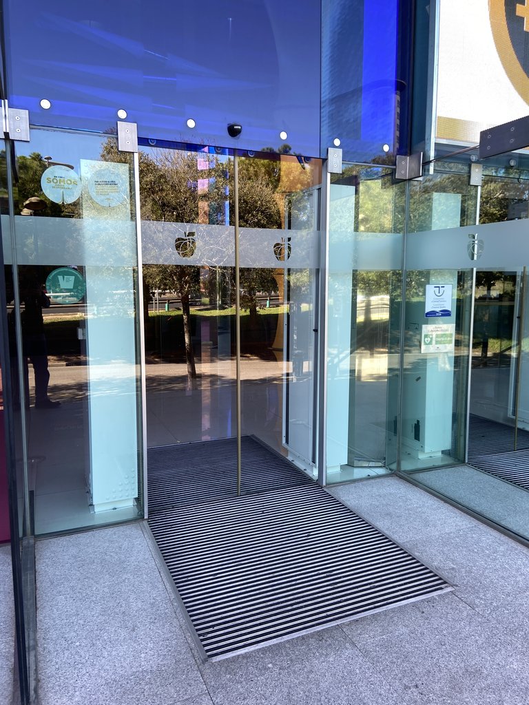 Acceso principal al establecimiento con puertas automáticas.