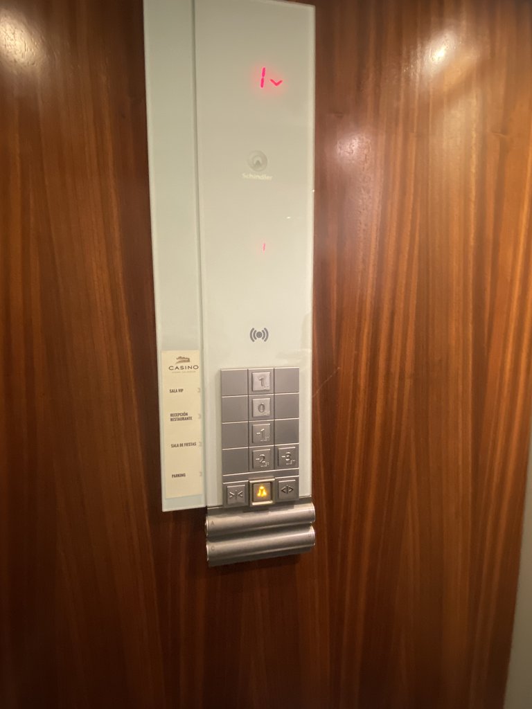 Ascensor accesible con botones en braille, preparado con sistemas de aviso visual y acústico y botonera dispuesta a una altura adecuada.