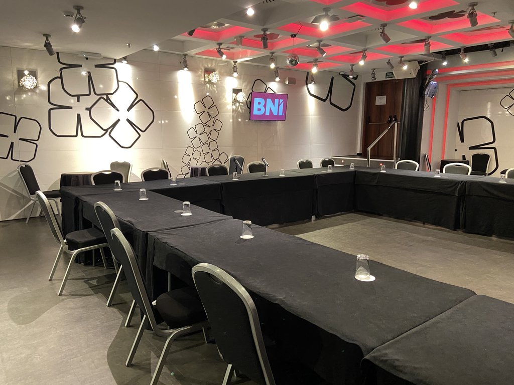 Salón accesible, mesas accesibles y móviles para adecuar el espacio según el tipo de evento. Disponen tanto de mesas altas como bajas a demanda de los clientes.