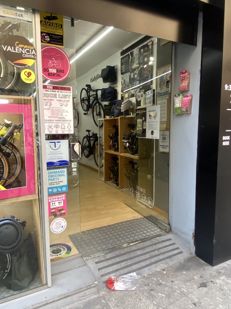 Portes batents amb rampa d'accés a l'establiment.