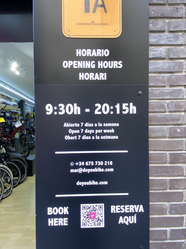 Senyalització horaris d'obertura.