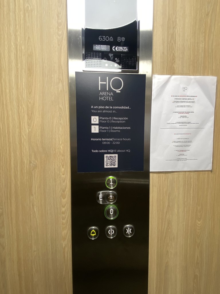 Señalización espacios por plantas y horarios apertura terraza.