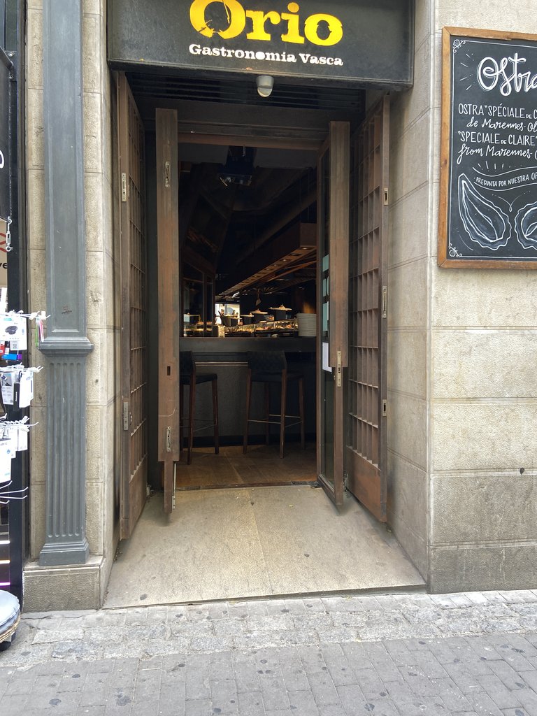 Puerta adyacente con rampa de acceso al establecimiento.