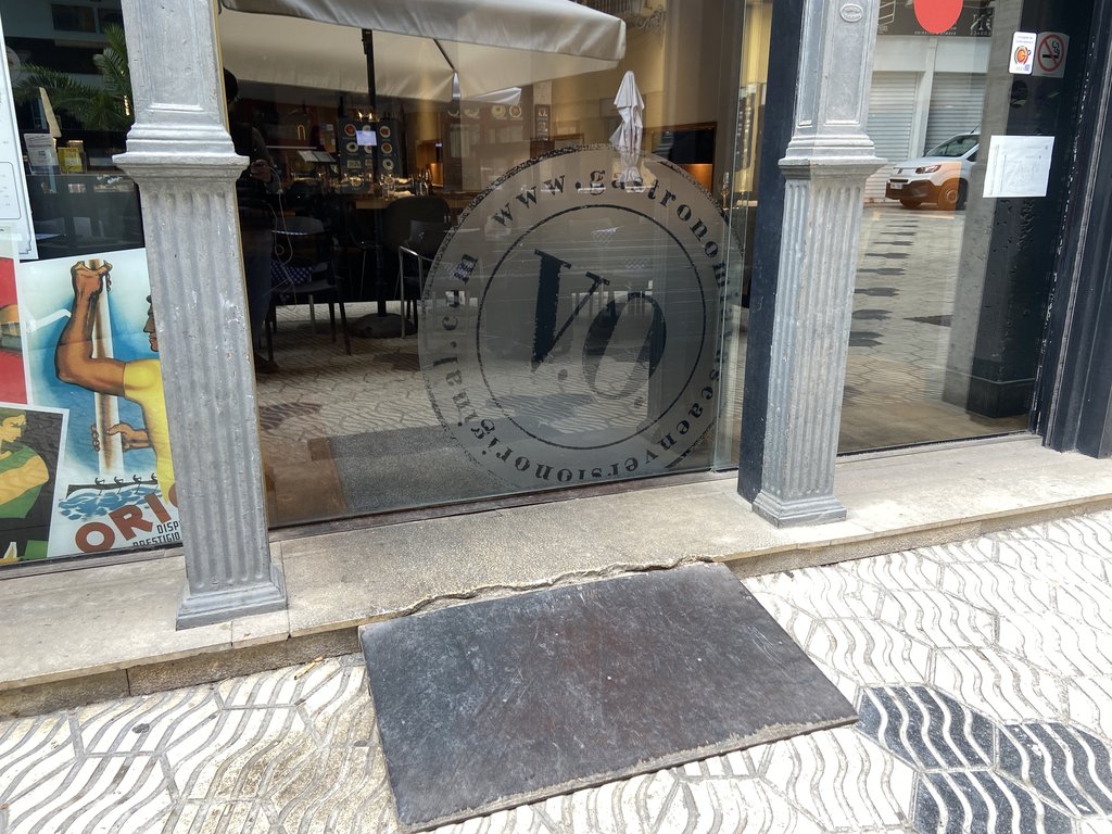 Acceso trasero con puertas automáticas y rampa auxiliar.