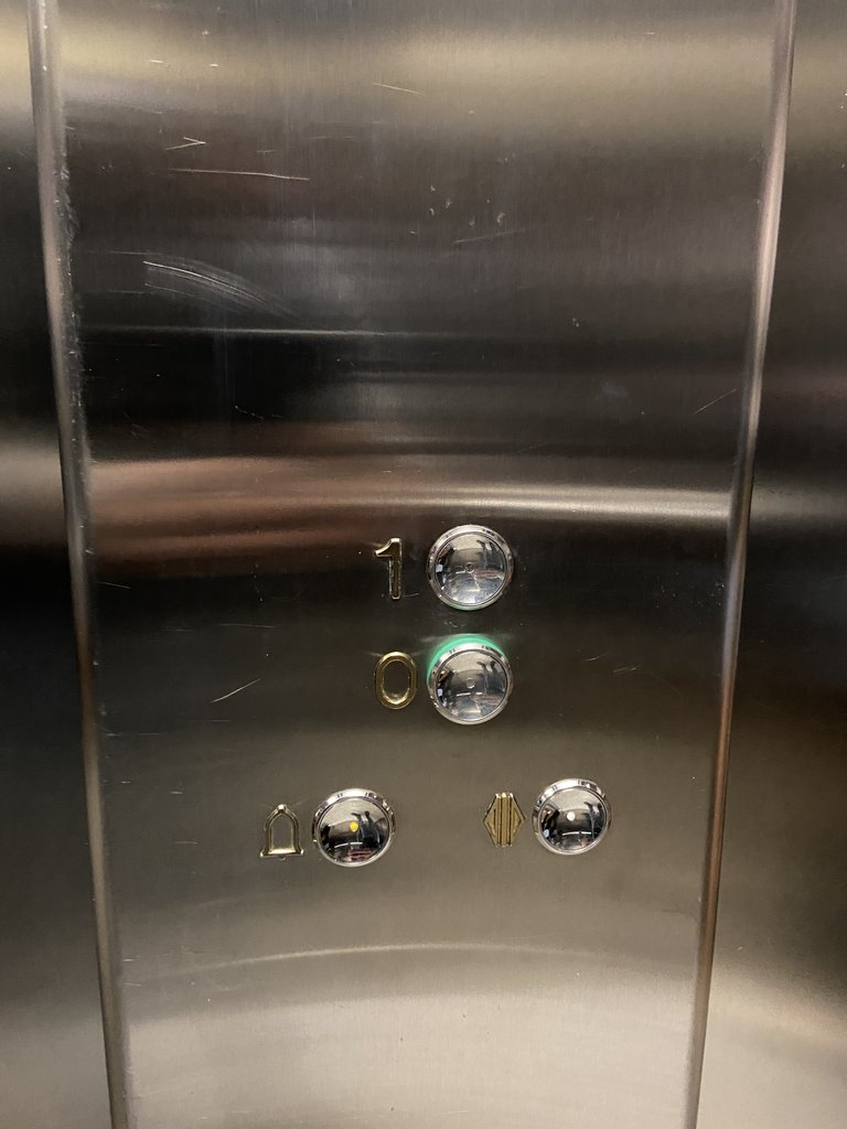 Ascensor accesible con botones en alto relieve y altura adecuada.